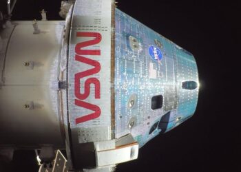 La nave espacial Orion se muestra en vuelo con el logo rojo "gusano" de la NASA visible de forma prominente en su exterior contra el fondo del espacio. | AMEXI/FOTO: IG @nasa