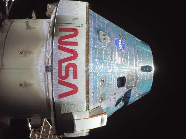 La nave espacial Orion se muestra en vuelo con el logo rojo "gusano" de la NASA visible de forma prominente en su exterior contra el fondo del espacio. | AMEXI/FOTO: IG @nasa
