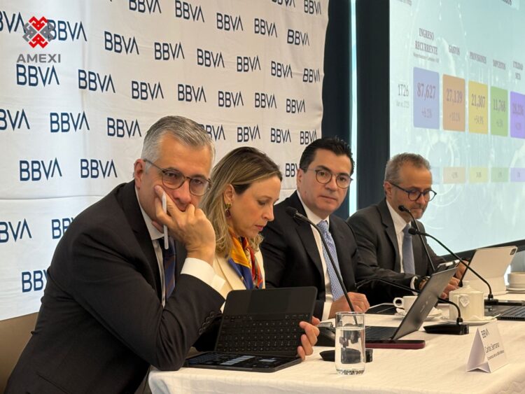 Ejecutivos de BBVA México durante conferencia sobre economía, inversión y seguridad en México.