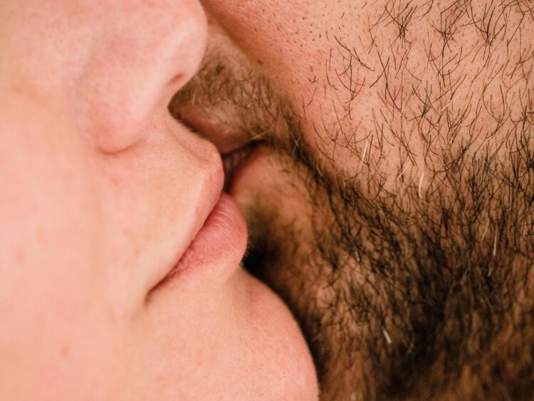 Besar reduce el estrés, activa hormonas del bienestar y revela compatibilidad biológica, según estudios de la UNAM. | AMEXI/FOTO: Pexels