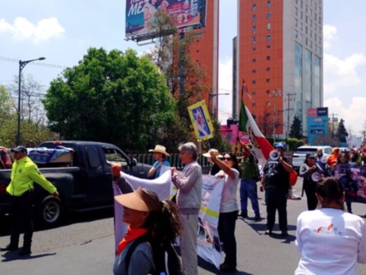 Bloqueo de la carretera México-Toluca por el Refugio Franciscano