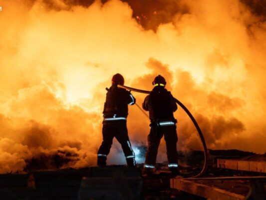 Bomberos ucranianos combaten llamas en un edificio