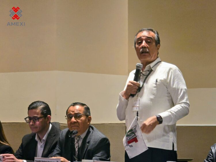 Funcionarios explican requisitos para trámites sindicales en México.