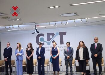 La Comisión Reguladora de Telecomunicaciones (CRT) lanza la campaña "Registra tu Linea" para acelerar el registro de usuarios de telefonía móvil, en la imagen, representantes de empresas telefónicas e integrantes de la CTR