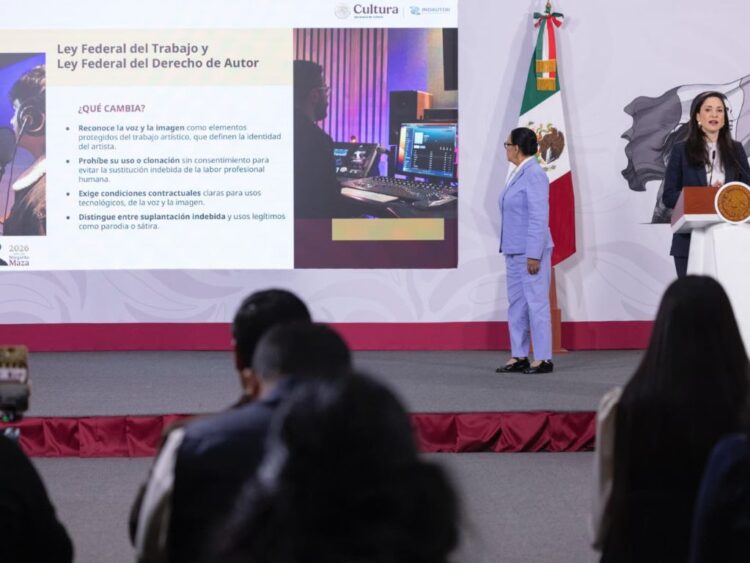 Claudia Curiel de Icaza presenta en la conferencia del 17 de abril la nueva Ley Federal de Cine y el Audiovisual. AMEXI Foto Presidencia