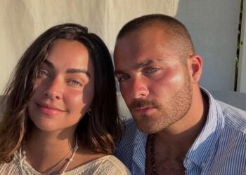 Claudia Martín y Carlos Said disfrutan de sus primeras vacaciones de playa con su hijo. | AMEXI/FOTO: IG@claudia3martin