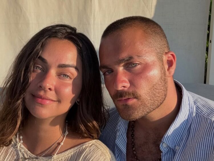 Claudia Martín y Carlos Said disfrutan de sus primeras vacaciones de playa con su hijo. | AMEXI/FOTO: IG@claudia3martin