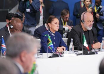 Claudia Sheinbaum en la Cumbre por la Democracia, en Barcelona.