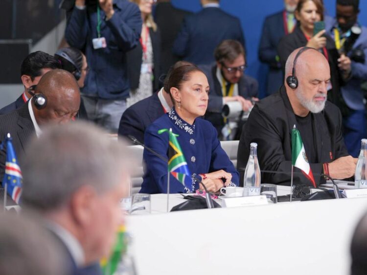 Claudia Sheinbaum en la Cumbre por la Democracia, en Barcelona.