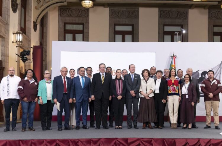 Gas. Claudia Sheinbaum con científicos y directivos de universidades. Conferencia del 15 de abril de 2025. AMEXI Foto Presidencia