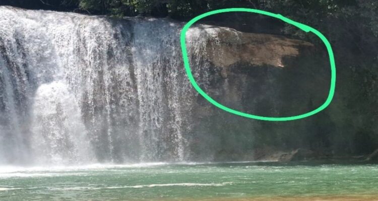 Se desprende fracción de zona panorámica de cascadas de Agua Azul, en Chiapas