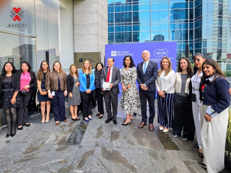 Evento de entrega de Insignia SÁASIL sobre inclusión financiera con perspectiva de género.