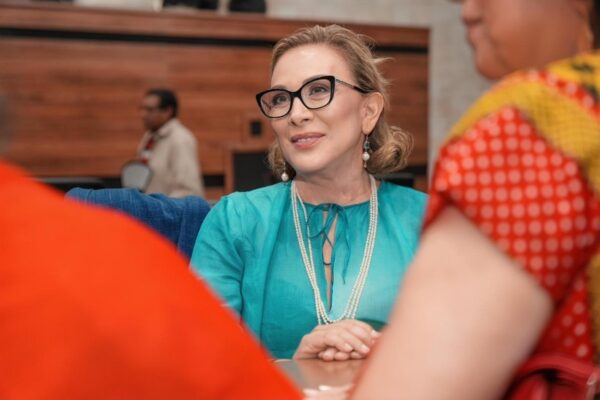 Legisladoras morenistas dan golpe en la mesa