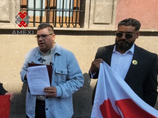 UNISON. Cuauhtemoc Niebla Cota, Secretario General del STAUS muestra la solicitud a Claudia Sheinbaum para que intervenga en la solución de las demandas de los trabajadores universitarios de Sonora