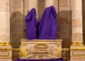 Conoce la tradición de cubrir los santos en Semana Santa y el significado espiritual detrás de este rito católico. | AMEXI/FOTO: RRSS