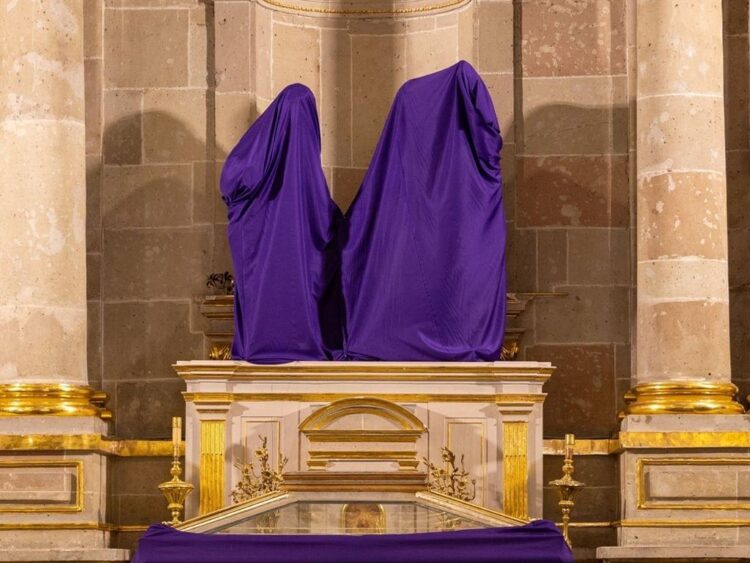 Conoce la tradición de cubrir los santos en Semana Santa y el significado espiritual detrás de este rito católico. | AMEXI/FOTO: RRSS