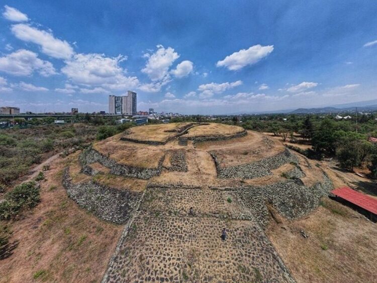 Zona Arqueológica de Cuicuilco alineada con el equinoccio: estudio del INAH revela su relación con la salida del Sol sobre el Cerro Papayo. | AMEXI/FOTO: IG @inahmx