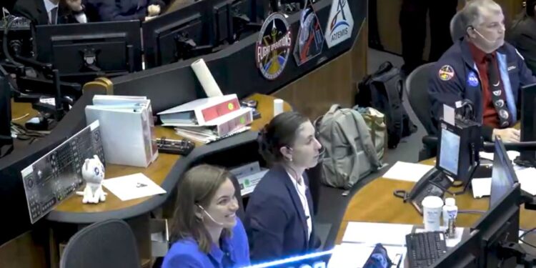 Personal del centro de mando de la misión Artemis II, en el Centro Espacial Johnson