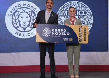 Daniel Cocenzo, presidente de Grupo Modelo, y la presidenta Claudia Sheinbaum, muestran los 500 boletos para el Mundial de futbol. AMEXI Foto Presidencia