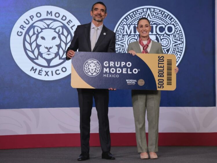 Daniel Cocenzo, presidente de Grupo Modelo, y la presidenta Claudia Sheinbaum, muestran los 500 boletos para el Mundial de futbol. AMEXI Foto Presidencia
