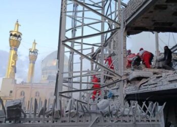 Paramédicos buscan personas entre restos de un edificio dañado por bombardeos contra la ciudad iraní de Zanjan