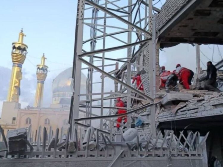 Paramédicos buscan personas entre restos de un edificio dañado por bombardeos contra la ciudad iraní de Zanjan