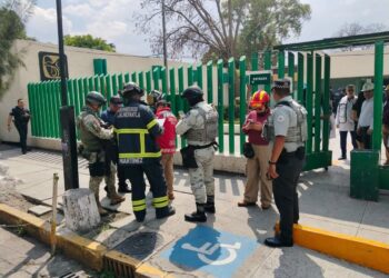 Desalojan clínica 64 del IMSS en Tlalnepantla por amenaza de bomba; falsa alarma