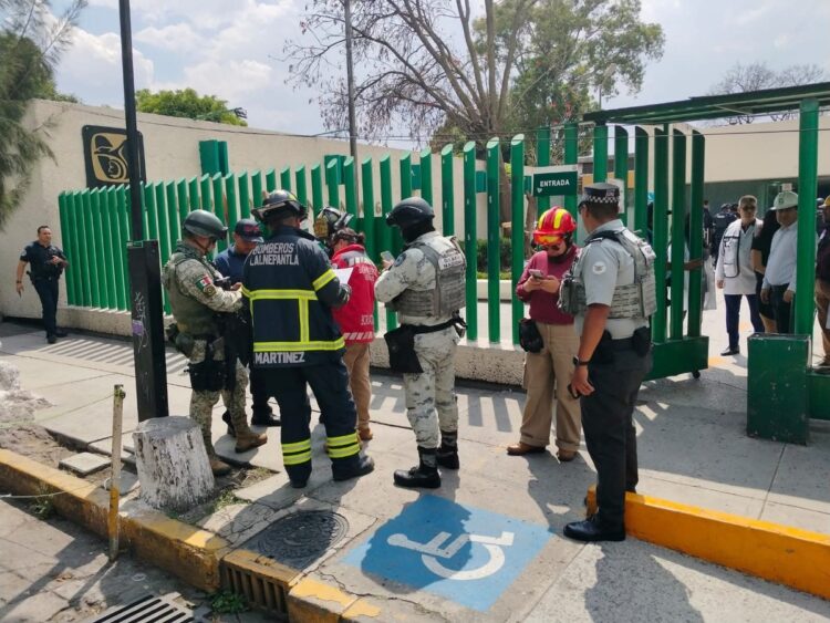 Desalojan clínica 64 del IMSS en Tlalnepantla por amenaza de bomba; falsa alarma