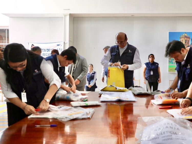 Conteo de votos, en una sede de la Oficina Descentralizada de Procesos Electorales en Perú