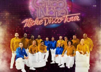 Integrantes de Grupo Niche durante una presentación en vivo, anunciando su concierto en Chicago junto a Adolescentes Orquesta.