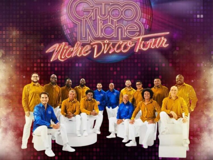 Integrantes de Grupo Niche durante una presentación en vivo, anunciando su concierto en Chicago junto a Adolescentes Orquesta.