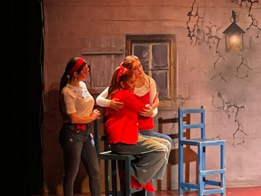 Actrices de la obra El hubiera no existe, incluida Violeta Isfel, posan en alfombra roja previo a la presentación de una obra sobre trata de personas.