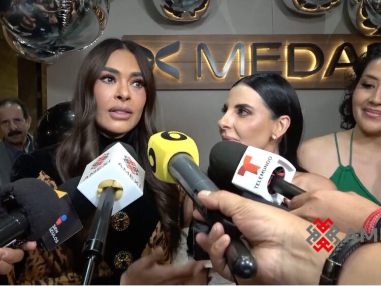 Galilea Montijo y Bárbara de Regil posan durante un evento en Ciudad de México, donde hablaron sobre críticas en redes sociales y el cuidado personal.