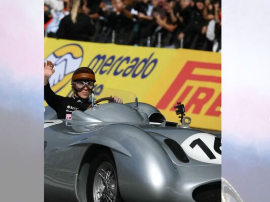 El piloto argentino Franco Colapinto conduce un monoplaza de Fórmula 1 durante un Road Show en Buenos Aires, frente a una multitud masiva que llena las calles.