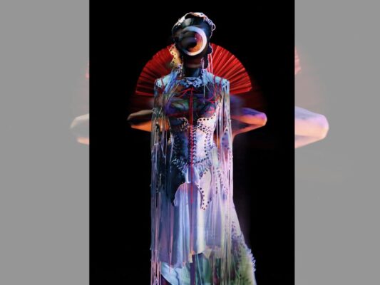 Actor en escena interactúa con un títere de aspecto inquietante durante la obra “Vértebra” en el Foro de las Artes del Cenart.