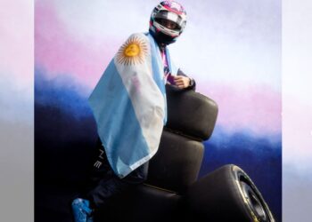 El piloto argentino Franco Colapinto conduce un monoplaza de Fórmula 1 durante un Road Show en Buenos Aires, frente a una multitud masiva que llena las calles.