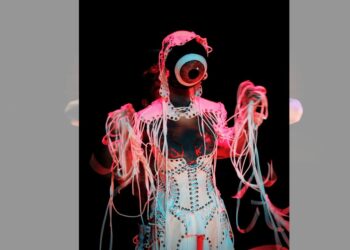 Actor en escena interactúa con un títere de aspecto inquietante durante la obra “Vértebra” en el Foro de las Artes del Cenart.