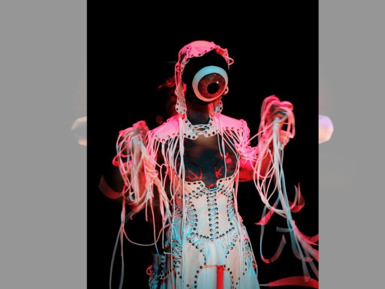 Actor en escena interactúa con un títere de aspecto inquietante durante la obra “Vértebra” en el Foro de las Artes del Cenart.