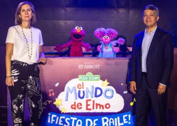 Personajes de Plaza Sésamo, como Elmo y Abby Cadabby, en un evento de lanzamiento de un programa educativo sobre salud infantil.