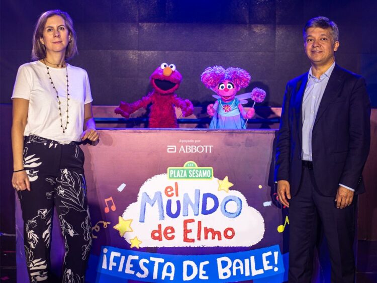 Personajes de Plaza Sésamo, como Elmo y Abby Cadabby, en un evento de lanzamiento de un programa educativo sobre salud infantil.