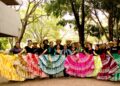 Bailarines de la UAM Azcapotzalco interpretan coreografías folclóricas inspiradas en tradiciones mexicanas en un escenario cultural.