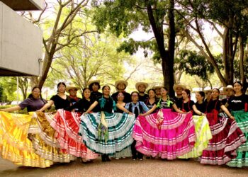 Bailarines de la UAM Azcapotzalco interpretan coreografías folclóricas inspiradas en tradiciones mexicanas en un escenario cultural.