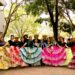 Bailarines de la UAM Azcapotzalco interpretan coreografías folclóricas inspiradas en tradiciones mexicanas en un escenario cultural.