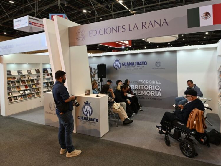Autores mexicanos participan en la Feria Internacional del Libro de Bogotá en actividades como conversatorios y presentaciones ante el público.