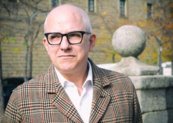 Imagen de la portada del libro Desfila La Habana de Antonio José Ponte, que evoca la vida nocturna y el contexto político de Cuba a finales de los años cincuenta.