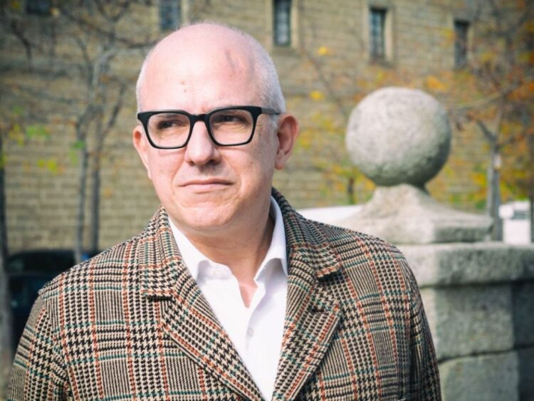 Imagen de la portada del libro Desfila La Habana de Antonio José Ponte, que evoca la vida nocturna y el contexto político de Cuba a finales de los años cincuenta.