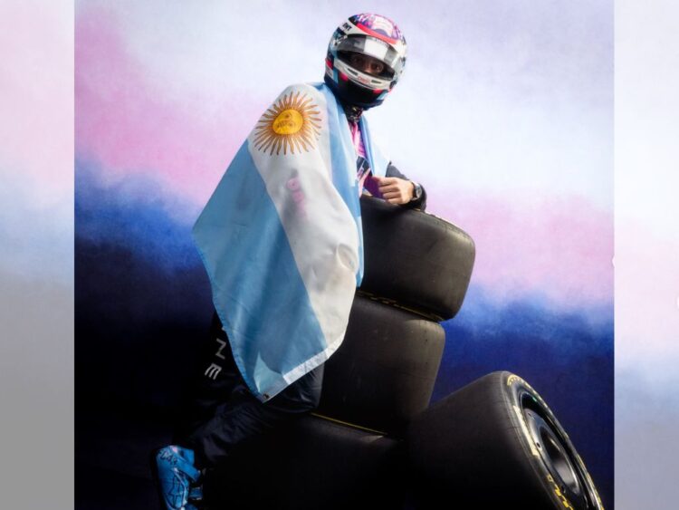 El piloto argentino Franco Colapinto conduce un monoplaza de Fórmula 1 durante un Road Show en Buenos Aires, frente a una multitud masiva que llena las calles.