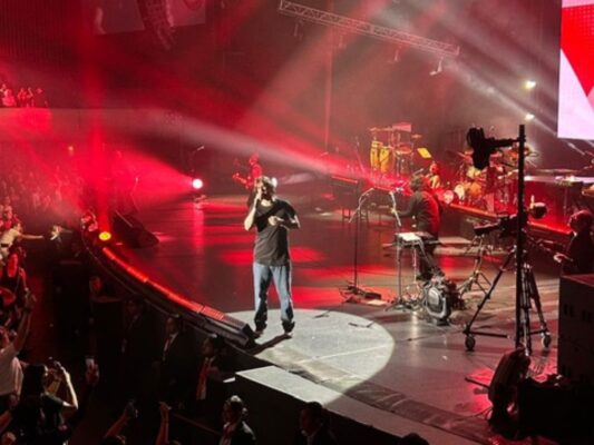 Melendi canta en el Auditorio Nacional ante un público que corea sus éxitos durante su gira por México.