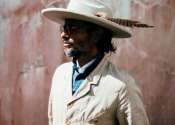 Draco Rosa lanza “Olas de Luz”, un álbum inspirado en el caos, la memoria y la belleza emocional