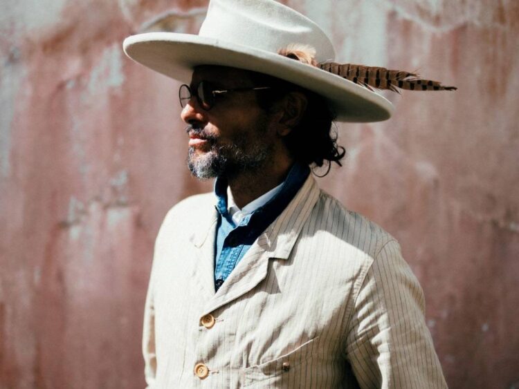 Draco Rosa lanza “Olas de Luz”, un álbum inspirado en el caos, la memoria y la belleza emocional